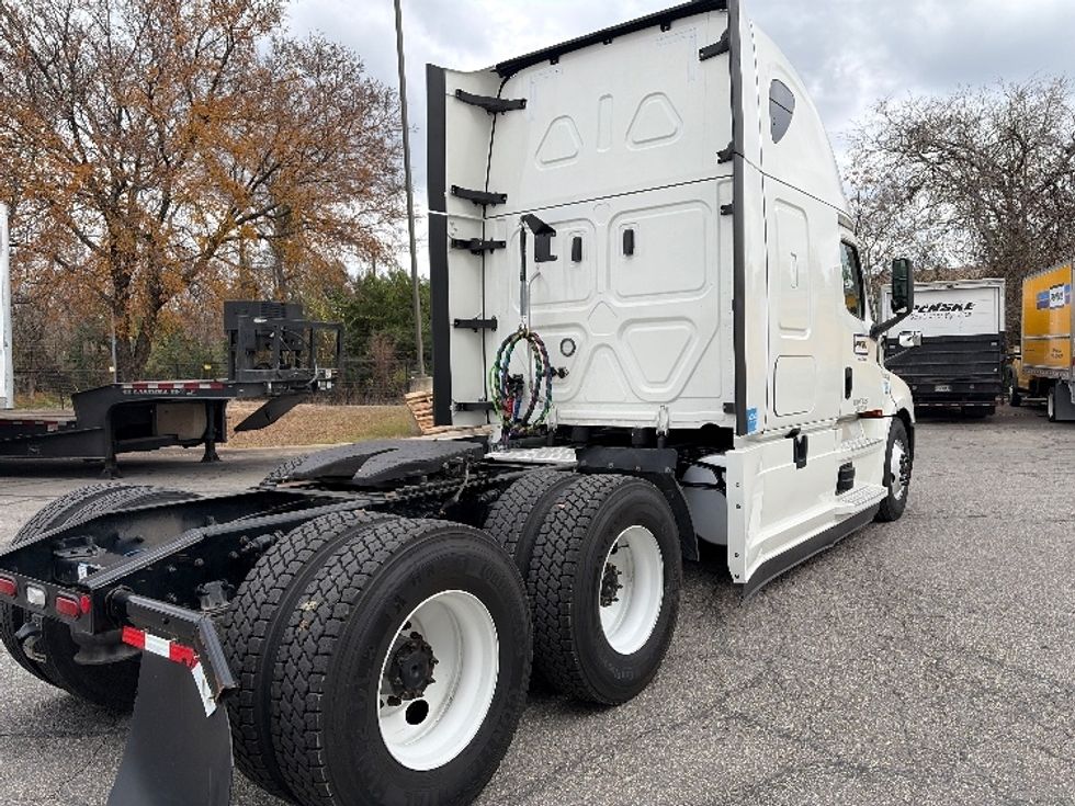 Sleeper Tractor-Heavy Duty Tractors-Freightliner-2022-T12664ST-San Antonio-TX-485,994\n\t\tmiles-$ 72,500 - Image 7