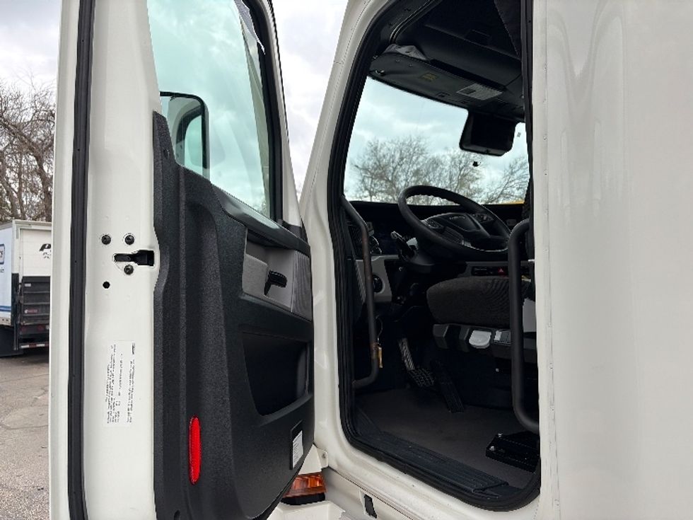 Sleeper Tractor-Heavy Duty Tractors-Freightliner-2022-T12664ST-San Antonio-TX-485,994\n\t\tmiles-$ 72,500 - Image 9