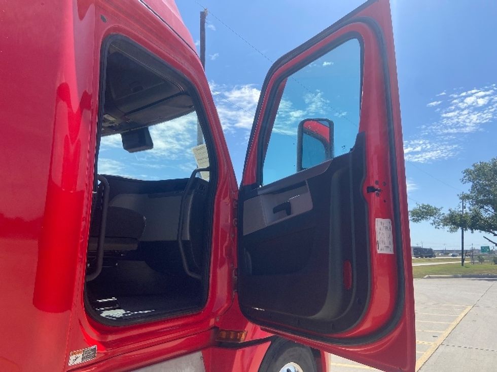 Sleeper Tractor-Heavy Duty Tractors-Freightliner-2022-T12664ST-San Antonio-TX-488,588\n\t\tmiles-$ 76,250 - Image 13