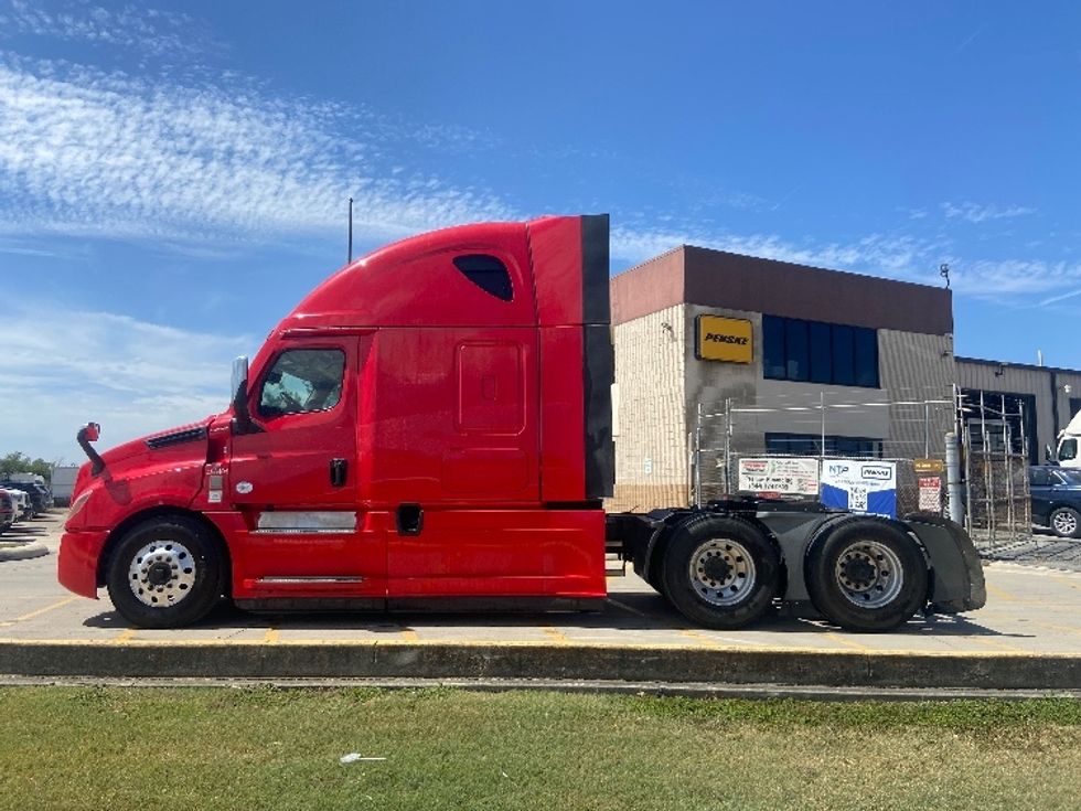 Sleeper Tractor-Heavy Duty Tractors-Freightliner-2022-T12664ST-San Antonio-TX-488,588\n\t\tmiles-$ 76,250 - Image 4
