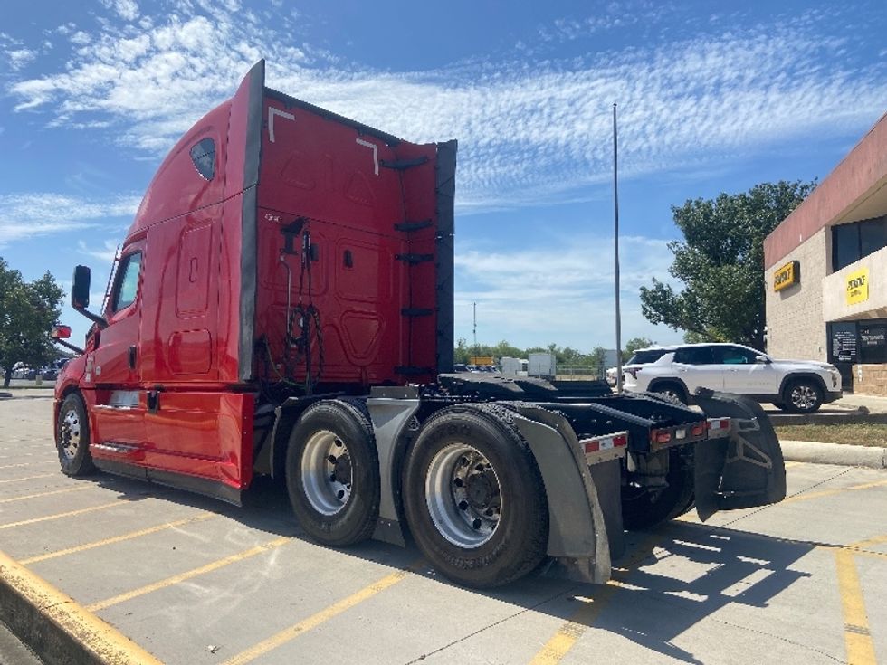 Sleeper Tractor-Heavy Duty Tractors-Freightliner-2022-T12664ST-San Antonio-TX-488,588\n\t\tmiles-$ 76,250 - Image 5