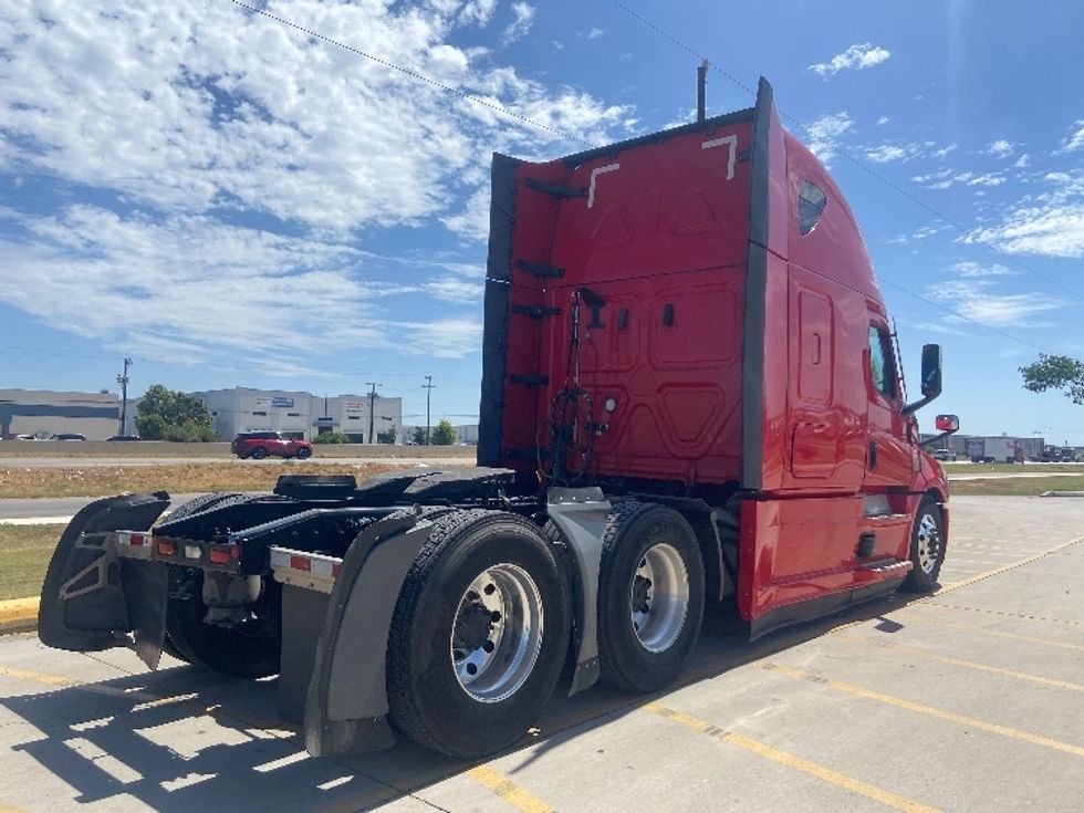 Sleeper Tractor-Heavy Duty Tractors-Freightliner-2022-T12664ST-San Antonio-TX-488,588\n\t\tmiles-$ 76,250 - Image 7