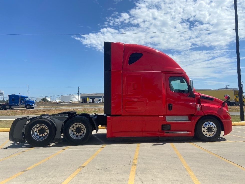 Sleeper Tractor-Heavy Duty Tractors-Freightliner-2022-T12664ST-San Antonio-TX-488,588\n\t\tmiles-$ 76,250 - Image 8