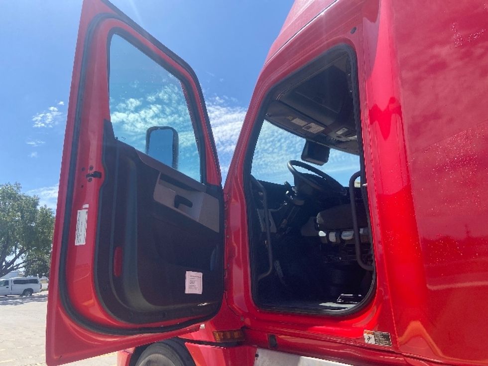 Sleeper Tractor-Heavy Duty Tractors-Freightliner-2022-T12664ST-San Antonio-TX-488,588\n\t\tmiles-$ 76,250 - Image 9