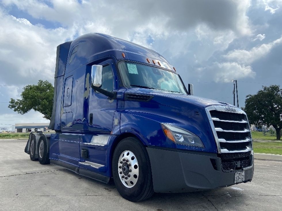 Sleeper Tractor-Heavy Duty Tractors-Freightliner-2022-T12664ST-San Antonio-TX-493,441\n\t\tmiles-$ 72,500 - Image 1
