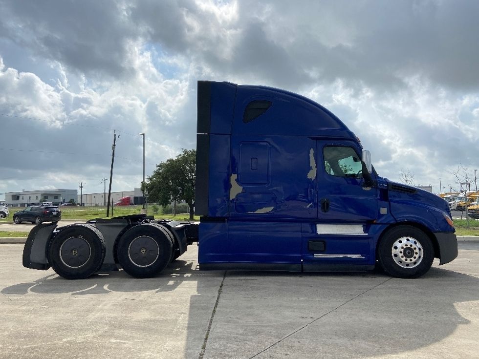 Sleeper Tractor-Heavy Duty Tractors-Freightliner-2022-T12664ST-San Antonio-TX-493,441\n\t\tmiles-$ 72,500 - Image 8