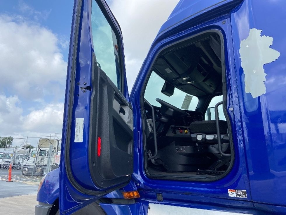 Sleeper Tractor-Heavy Duty Tractors-Freightliner-2022-T12664ST-San Antonio-TX-493,441\n\t\tmiles-$ 72,500 - Image 9