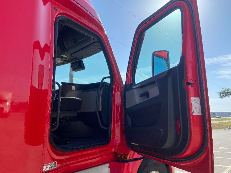 Sleeper Tractor-Heavy Duty Tractors-Freightliner-2022-T12664ST-San Antonio-TX-496,103\n\t\tmiles-$ 75,500 - Image 13