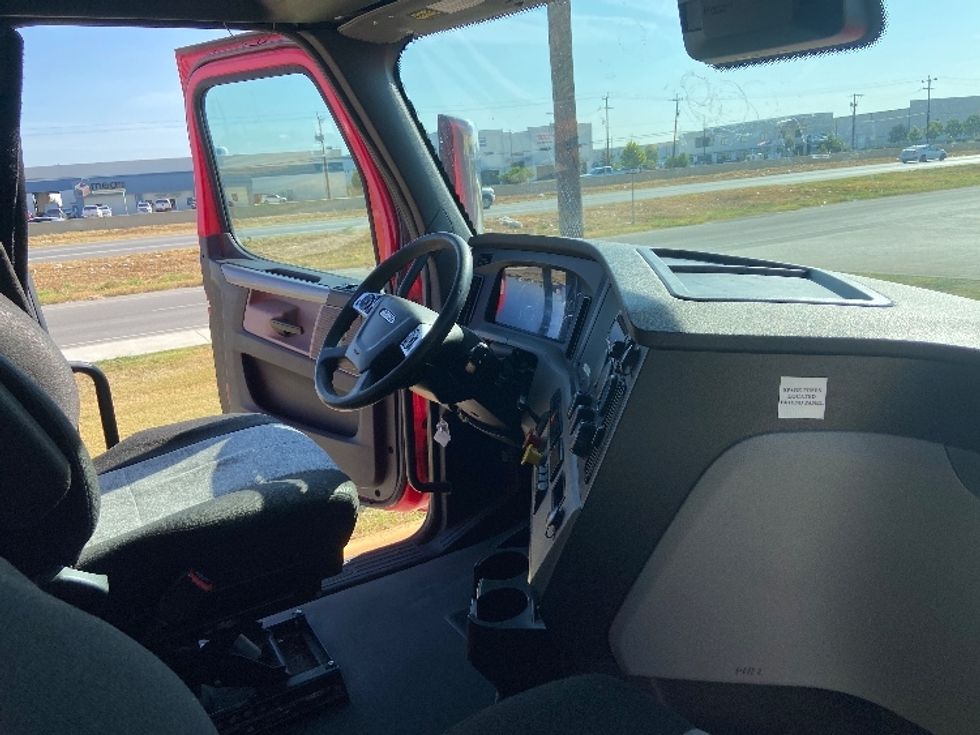 Sleeper Tractor-Heavy Duty Tractors-Freightliner-2022-T12664ST-San Antonio-TX-496,103\n\t\tmiles-$ 75,500 - Image 15