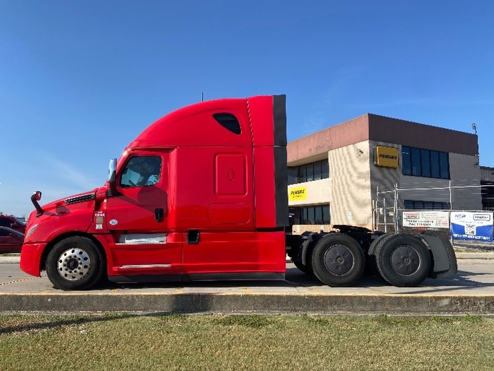 Sleeper Tractor-Heavy Duty Tractors-Freightliner-2022-T12664ST-San Antonio-TX-496,103\n\t\tmiles-$ 75,500 - Image 4