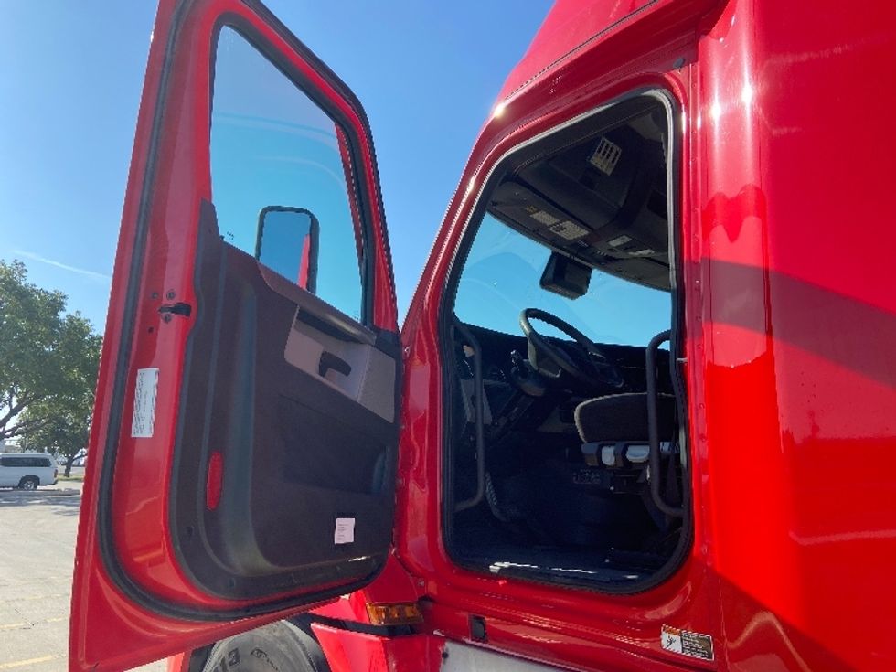 Sleeper Tractor-Heavy Duty Tractors-Freightliner-2022-T12664ST-San Antonio-TX-496,103\n\t\tmiles-$ 75,500 - Image 9