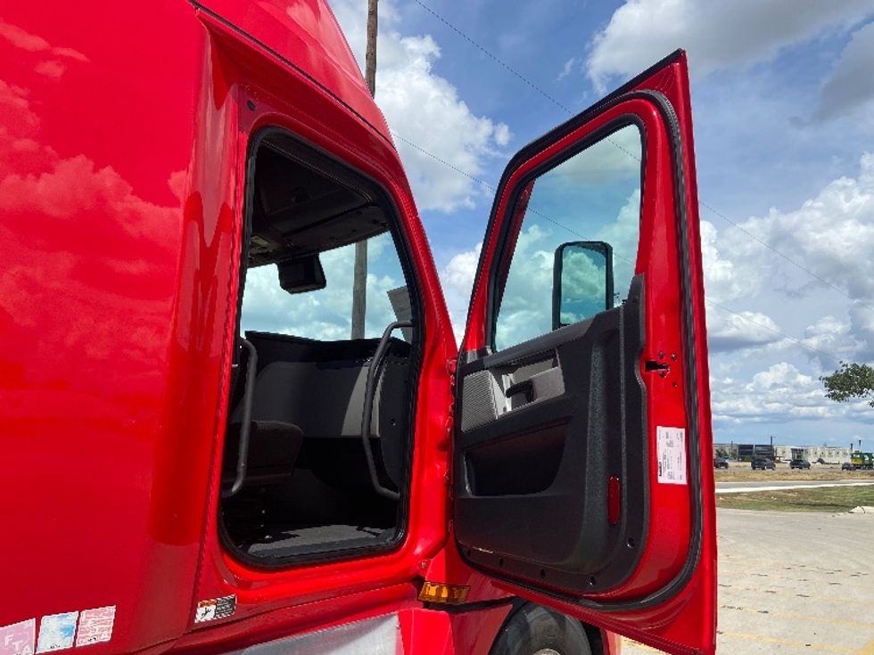 Sleeper Tractor-Heavy Duty Tractors-Freightliner-2022-T12664ST-San Antonio-TX-496,589\n\t\tmiles-$ 75,500 - Image 13