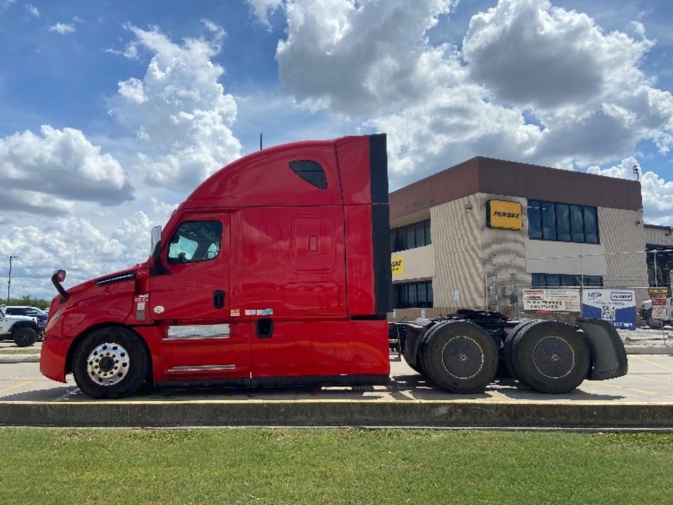 Sleeper Tractor-Heavy Duty Tractors-Freightliner-2022-T12664ST-San Antonio-TX-496,589\n\t\tmiles-$ 75,500 - Image 4