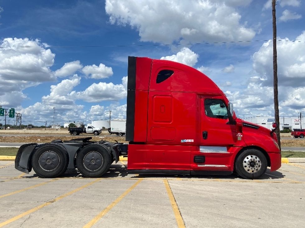 Sleeper Tractor-Heavy Duty Tractors-Freightliner-2022-T12664ST-San Antonio-TX-496,589\n\t\tmiles-$ 75,500 - Image 8