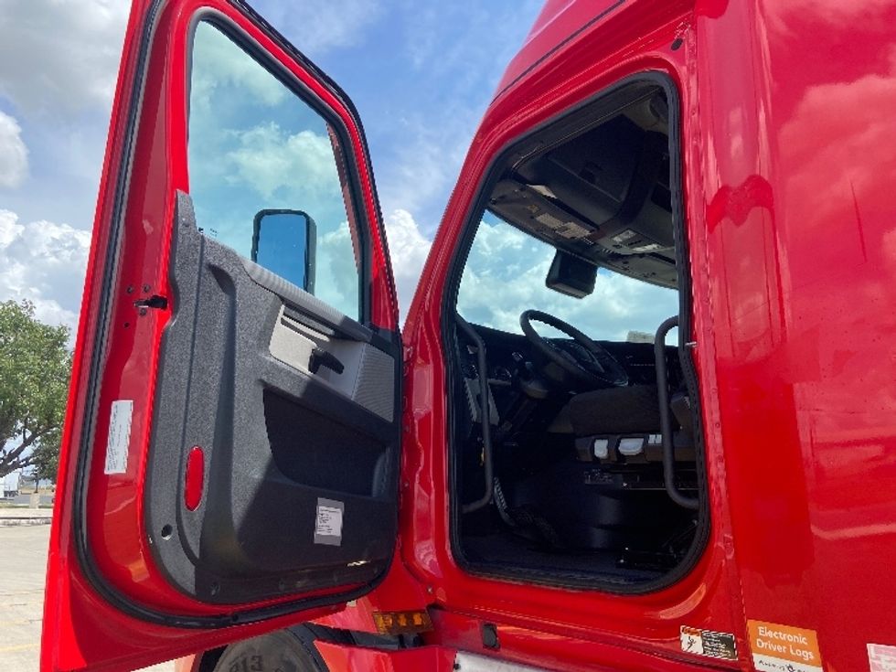 Sleeper Tractor-Heavy Duty Tractors-Freightliner-2022-T12664ST-San Antonio-TX-496,589\n\t\tmiles-$ 75,500 - Image 9