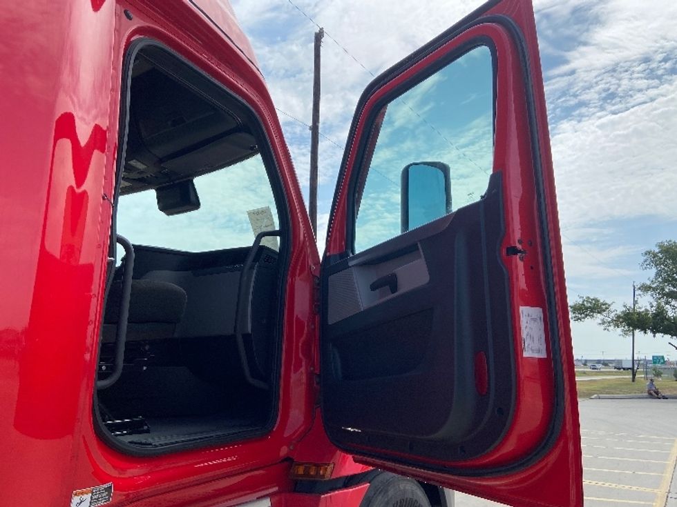 Sleeper Tractor-Heavy Duty Tractors-Freightliner-2022-T12664ST-San Antonio-TX-497,998\n\t\tmiles-$ 78,250 - Image 13
