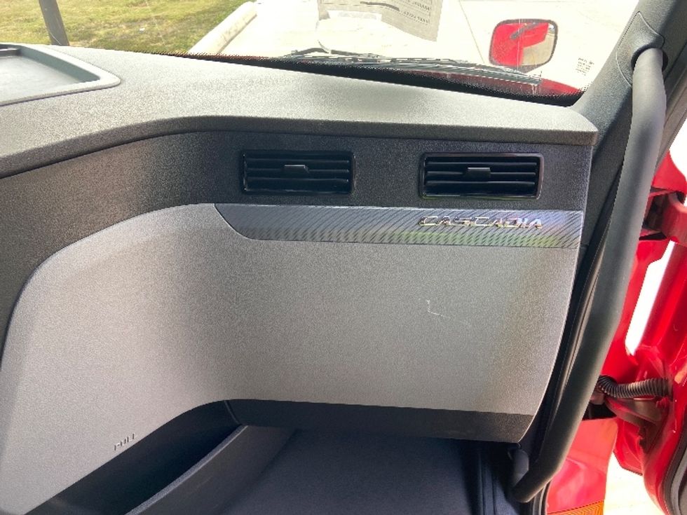 Sleeper Tractor-Heavy Duty Tractors-Freightliner-2022-T12664ST-San Antonio-TX-497,998\n\t\tmiles-$ 78,250 - Image 14