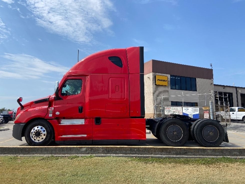 Sleeper Tractor-Heavy Duty Tractors-Freightliner-2022-T12664ST-San Antonio-TX-497,998\n\t\tmiles-$ 78,250 - Image 4
