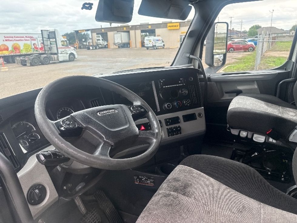 Sleeper Tractor-Heavy Duty Tractors-Freightliner-2022-T12664ST-San Antonio-TX-499,799\n\t\tmiles-$ 81,500 - Image 10