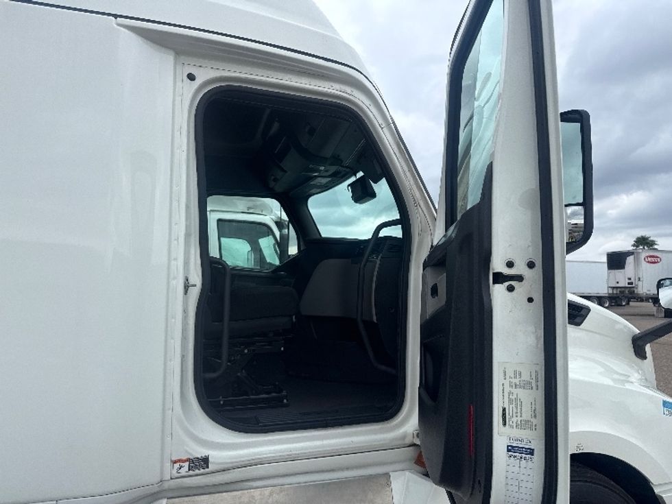 Sleeper Tractor-Heavy Duty Tractors-Freightliner-2022-T12664ST-San Antonio-TX-499,799\n\t\tmiles-$ 81,500 - Image 13