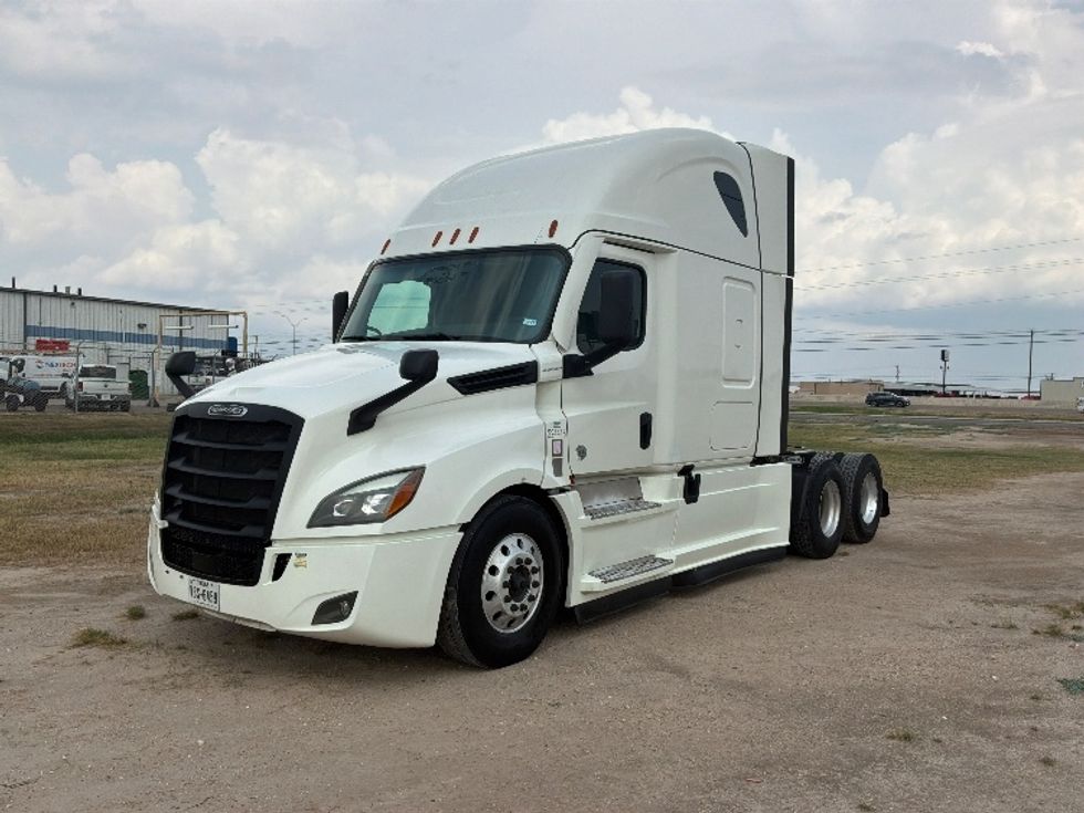 Sleeper Tractor-Heavy Duty Tractors-Freightliner-2022-T12664ST-San Antonio-TX-499,799\n\t\tmiles-$ 81,500 - Image 3