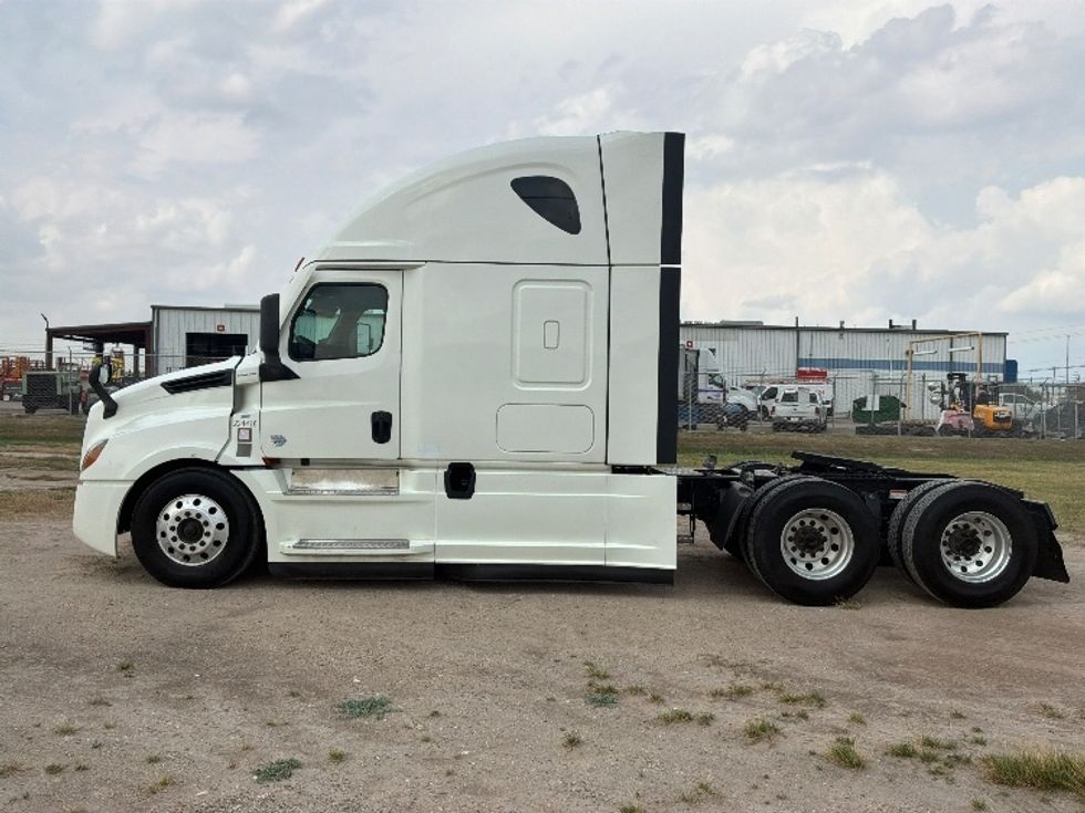 Sleeper Tractor-Heavy Duty Tractors-Freightliner-2022-T12664ST-San Antonio-TX-499,799\n\t\tmiles-$ 81,500 - Image 4