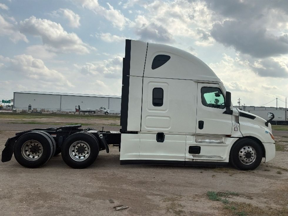 Sleeper Tractor-Heavy Duty Tractors-Freightliner-2022-T12664ST-San Antonio-TX-499,799\n\t\tmiles-$ 81,500 - Image 8