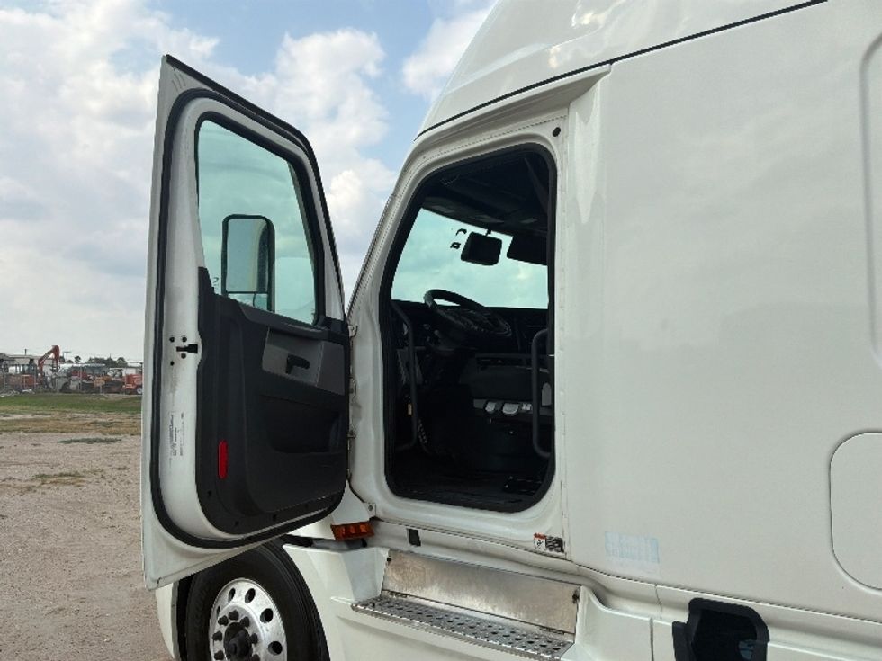 Sleeper Tractor-Heavy Duty Tractors-Freightliner-2022-T12664ST-San Antonio-TX-499,799\n\t\tmiles-$ 81,500 - Image 9