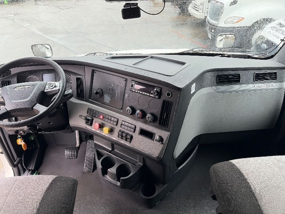 Sleeper Tractor-Heavy Duty Tractors-Freightliner-2022-T12664ST-San Antonio-TX-503,628\n\t\tmiles-$ 70,750 - Image 12