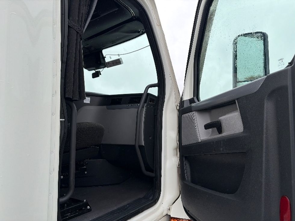 Sleeper Tractor-Heavy Duty Tractors-Freightliner-2022-T12664ST-San Antonio-TX-503,628\n\t\tmiles-$ 70,750 - Image 13