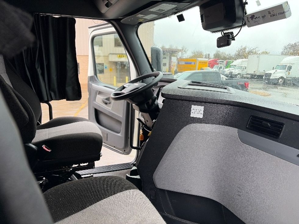 Sleeper Tractor-Heavy Duty Tractors-Freightliner-2022-T12664ST-San Antonio-TX-503,628\n\t\tmiles-$ 70,750 - Image 15