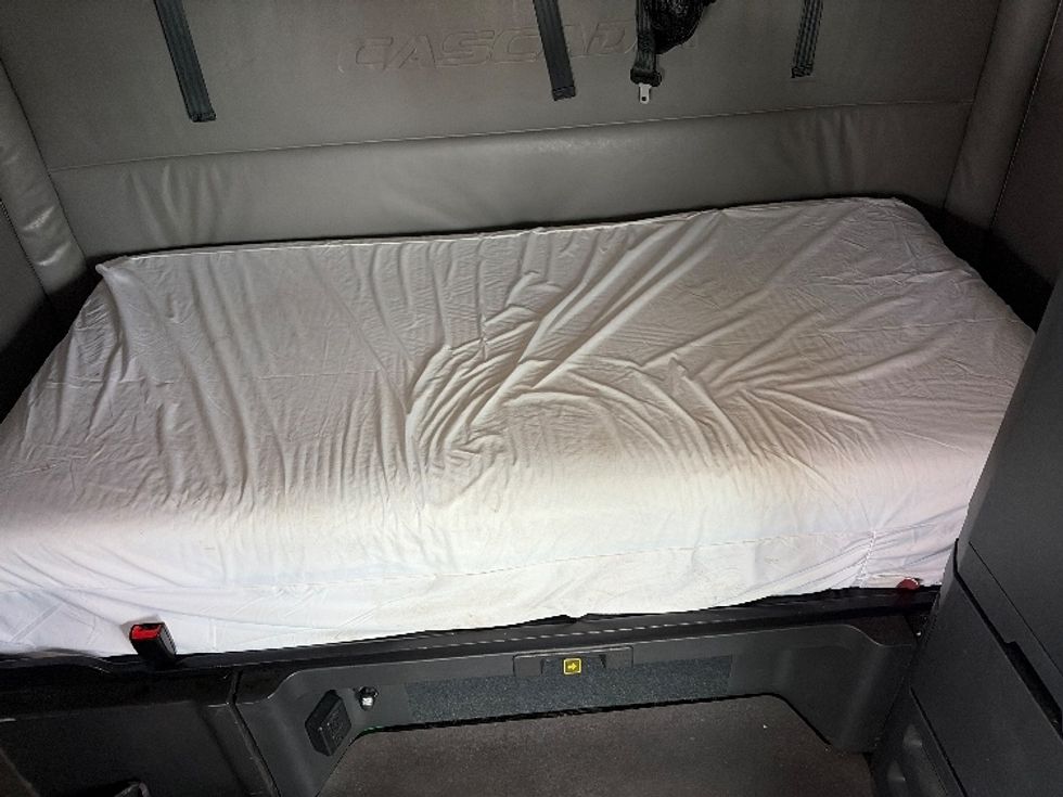 Sleeper Tractor-Heavy Duty Tractors-Freightliner-2022-T12664ST-San Antonio-TX-503,628\n\t\tmiles-$ 70,750 - Image 16