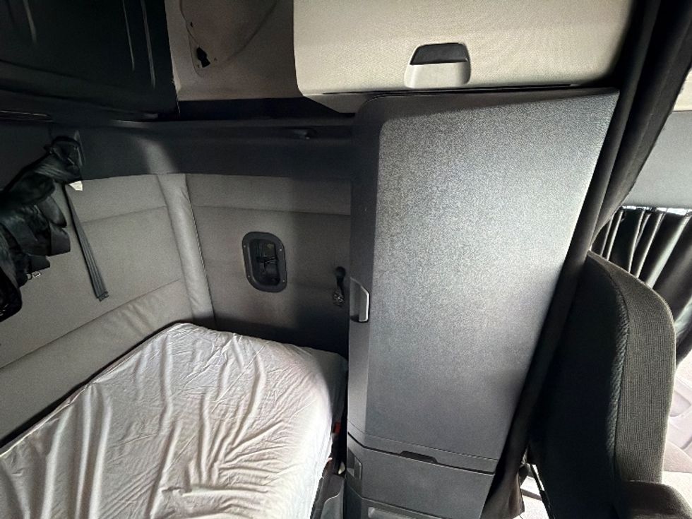 Sleeper Tractor-Heavy Duty Tractors-Freightliner-2022-T12664ST-San Antonio-TX-503,628\n\t\tmiles-$ 70,750 - Image 17