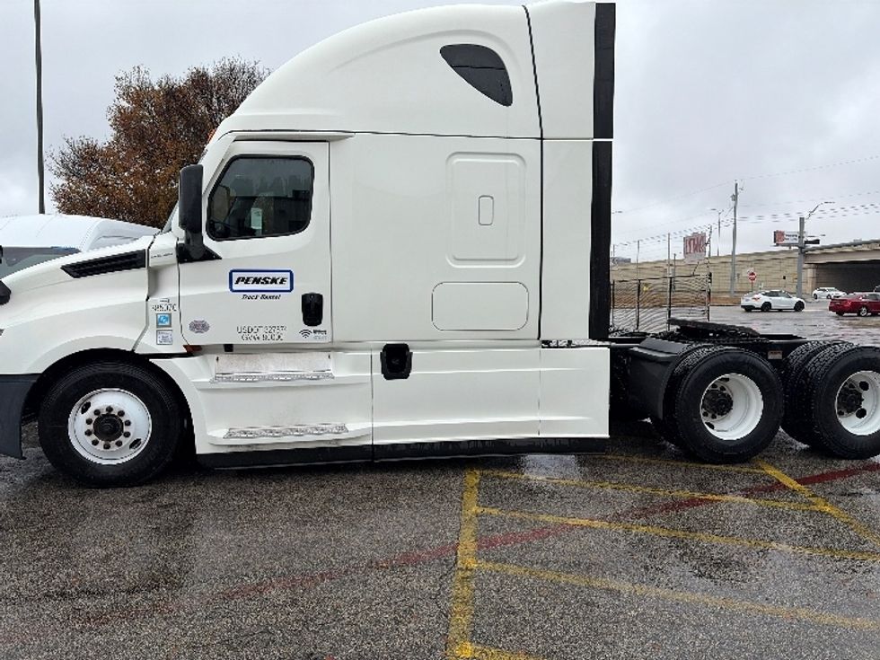 Sleeper Tractor-Heavy Duty Tractors-Freightliner-2022-T12664ST-San Antonio-TX-503,628\n\t\tmiles-$ 70,750 - Image 4