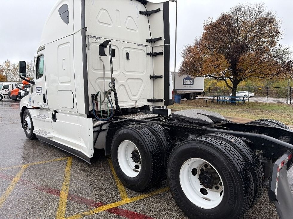Sleeper Tractor-Heavy Duty Tractors-Freightliner-2022-T12664ST-San Antonio-TX-503,628\n\t\tmiles-$ 70,750 - Image 5