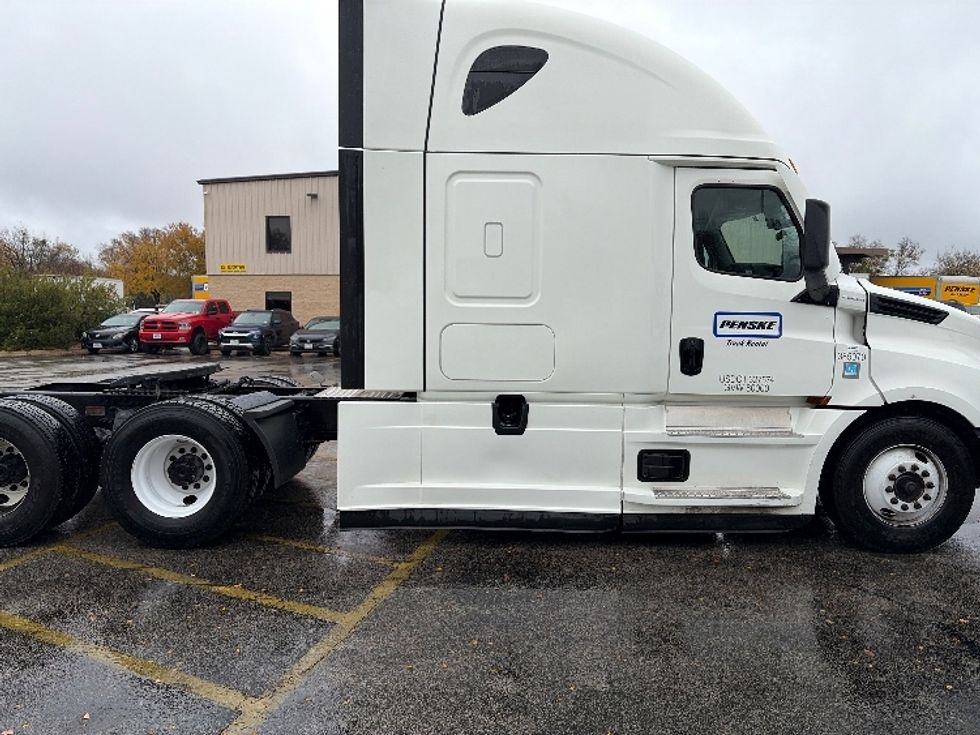 Sleeper Tractor-Heavy Duty Tractors-Freightliner-2022-T12664ST-San Antonio-TX-503,628\n\t\tmiles-$ 70,750 - Image 8