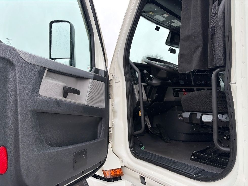 Sleeper Tractor-Heavy Duty Tractors-Freightliner-2022-T12664ST-San Antonio-TX-503,628\n\t\tmiles-$ 70,750 - Image 9