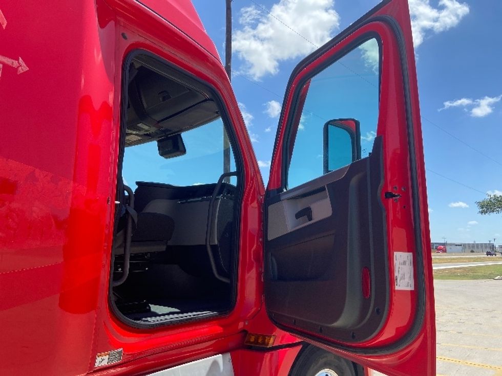 Sleeper Tractor-Heavy Duty Tractors-Freightliner-2022-T12664ST-San Antonio-TX-503,998\n\t\tmiles-$ 74,500 - Image 13