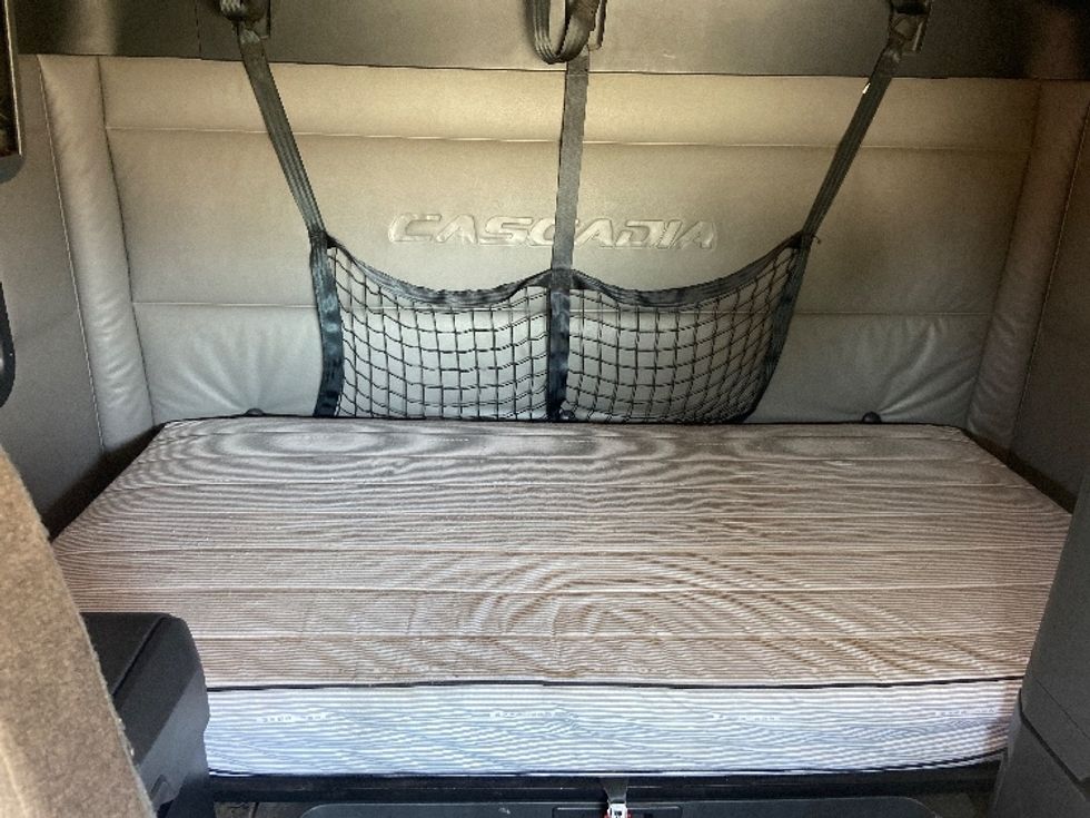 Sleeper Tractor-Heavy Duty Tractors-Freightliner-2022-T12664ST-San Antonio-TX-503,998\n\t\tmiles-$ 74,500 - Image 17
