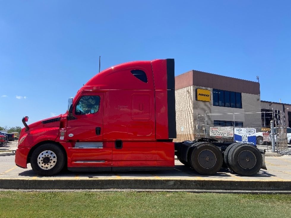 Sleeper Tractor-Heavy Duty Tractors-Freightliner-2022-T12664ST-San Antonio-TX-503,998\n\t\tmiles-$ 74,500 - Image 4