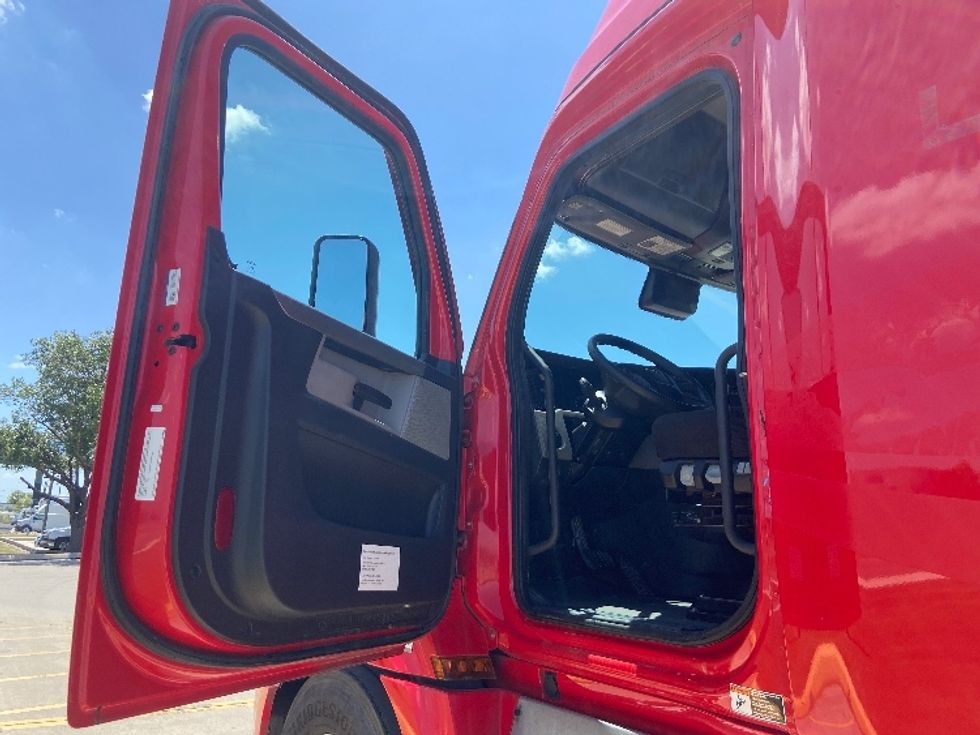 Sleeper Tractor-Heavy Duty Tractors-Freightliner-2022-T12664ST-San Antonio-TX-503,998\n\t\tmiles-$ 74,500 - Image 9