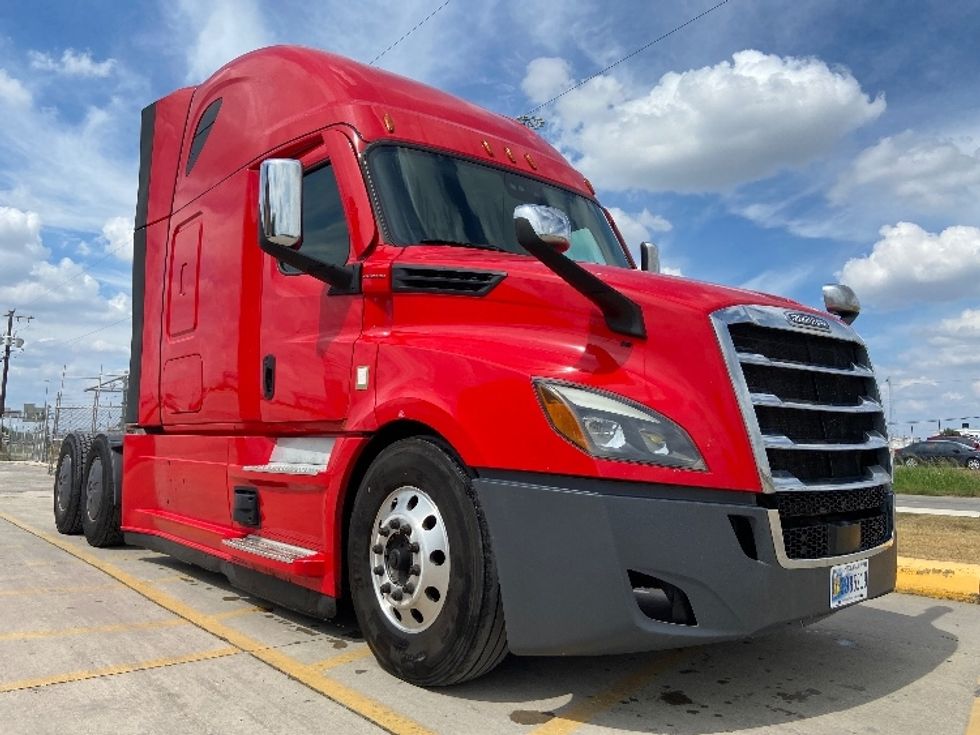 Sleeper Tractor-Heavy Duty Tractors-Freightliner-2022-T12664ST-San Antonio-TX-515,920\n\t\tmiles-$ 78,250 - Image 1