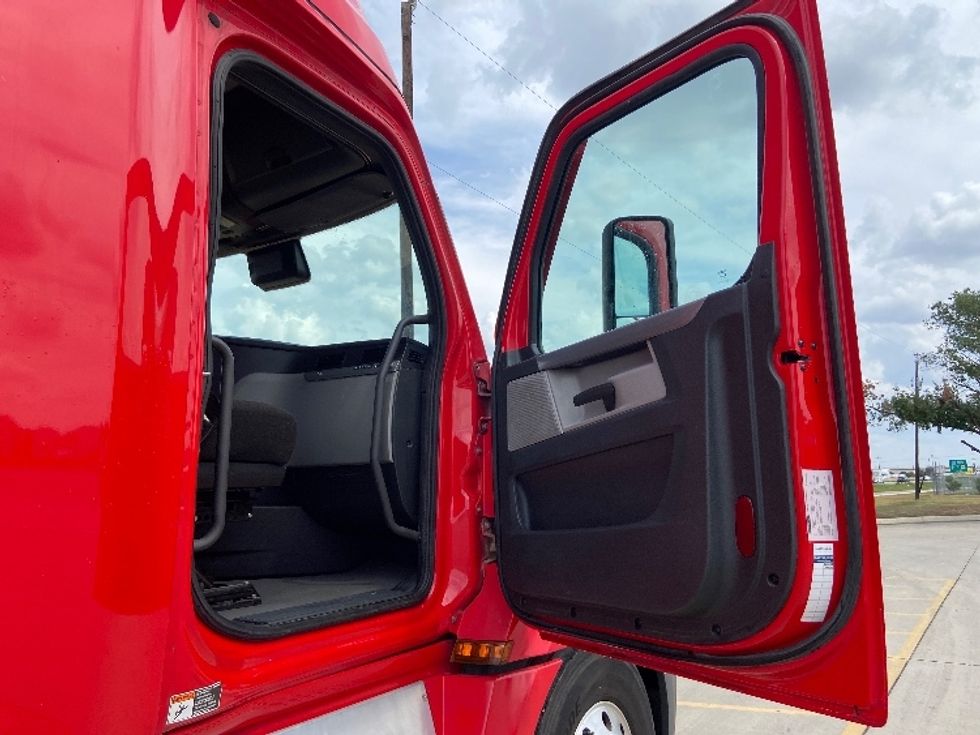 Sleeper Tractor-Heavy Duty Tractors-Freightliner-2022-T12664ST-San Antonio-TX-515,920\n\t\tmiles-$ 78,250 - Image 13