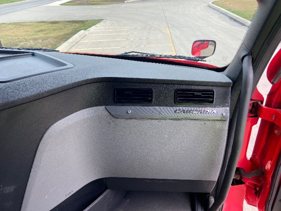Sleeper Tractor-Heavy Duty Tractors-Freightliner-2022-T12664ST-San Antonio-TX-515,920\n\t\tmiles-$ 78,250 - Image 14