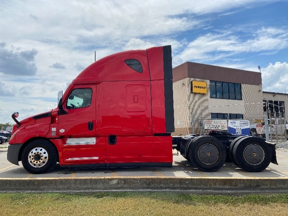 Sleeper Tractor-Heavy Duty Tractors-Freightliner-2022-T12664ST-San Antonio-TX-515,920\n\t\tmiles-$ 78,250 - Image 4