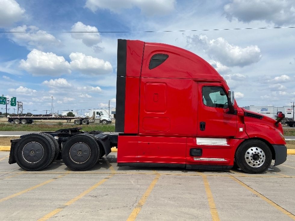 Sleeper Tractor-Heavy Duty Tractors-Freightliner-2022-T12664ST-San Antonio-TX-515,920\n\t\tmiles-$ 78,250 - Image 8