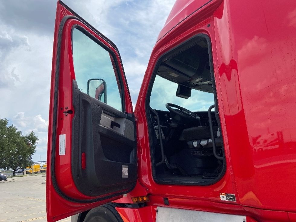 Sleeper Tractor-Heavy Duty Tractors-Freightliner-2022-T12664ST-San Antonio-TX-515,920\n\t\tmiles-$ 78,250 - Image 9