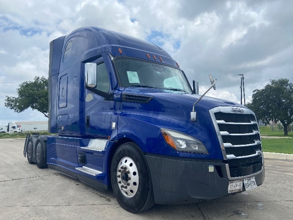 Sleeper Tractor-Heavy Duty Tractors-Freightliner-2022-T12664ST-San Antonio-TX-531,367\n\t\tmiles-$ 70,750 - Image 1
