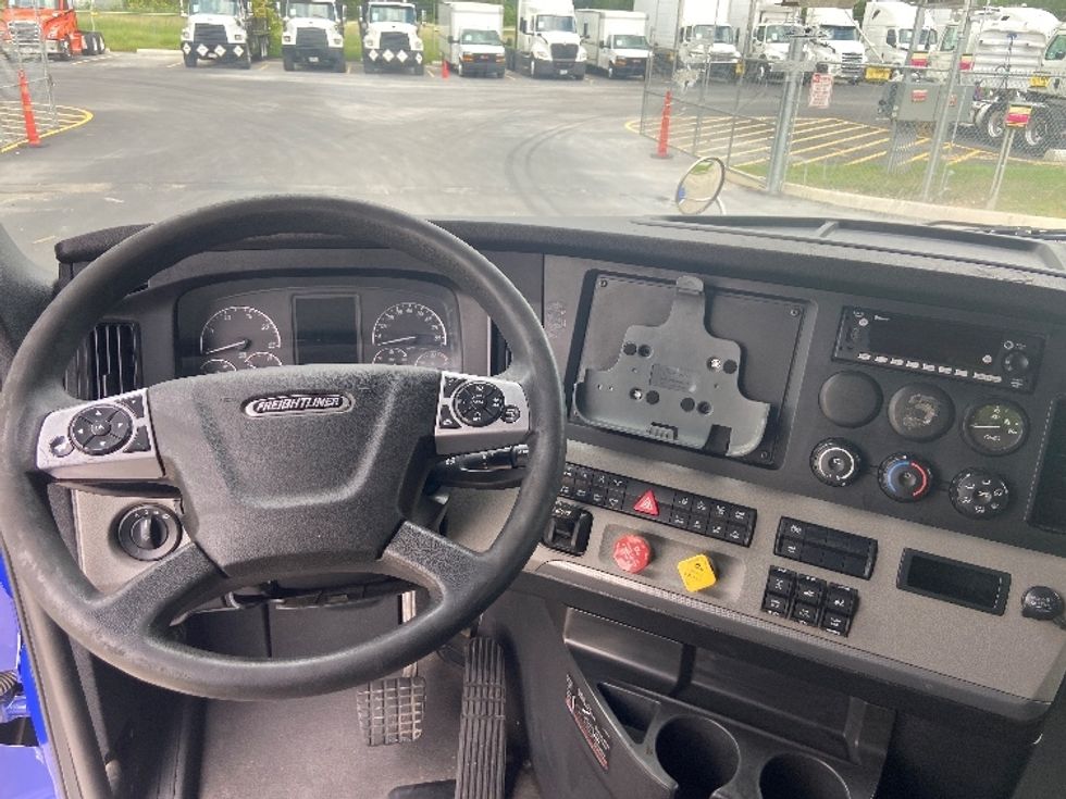Sleeper Tractor-Heavy Duty Tractors-Freightliner-2022-T12664ST-San Antonio-TX-531,367\n\t\tmiles-$ 70,750 - Image 11