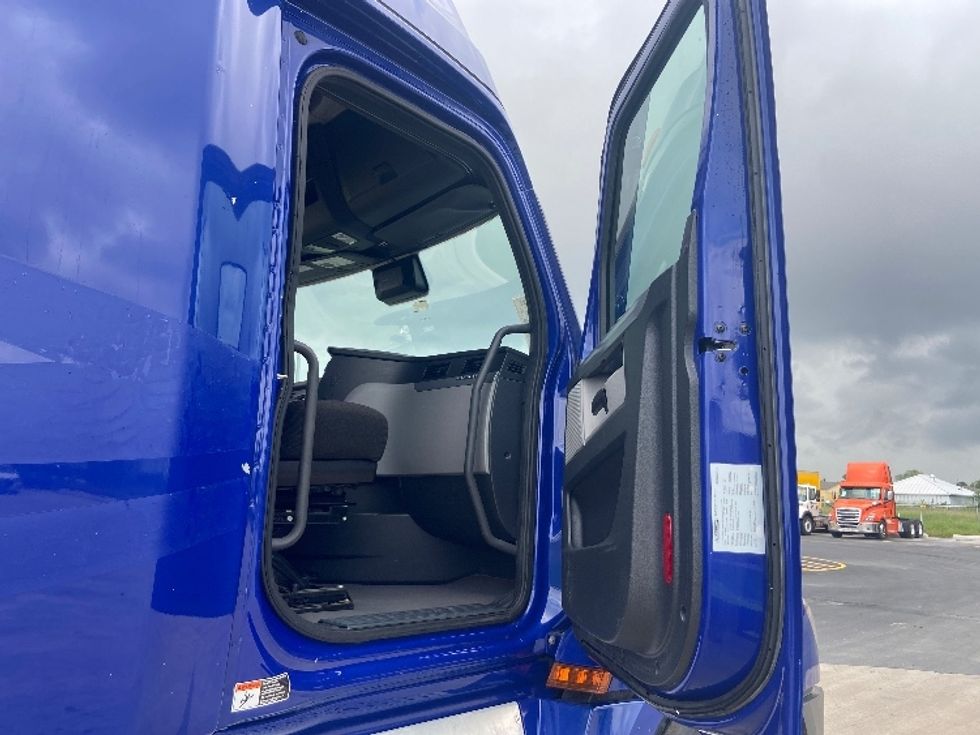 Sleeper Tractor-Heavy Duty Tractors-Freightliner-2022-T12664ST-San Antonio-TX-531,367\n\t\tmiles-$ 70,750 - Image 13